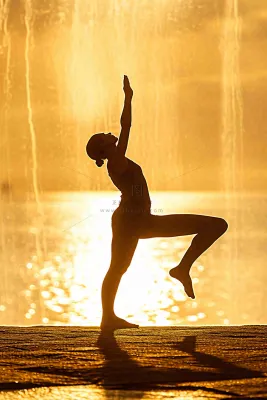 落日海边户外瑜伽健身运动训练，身心健康静心调理摄影图