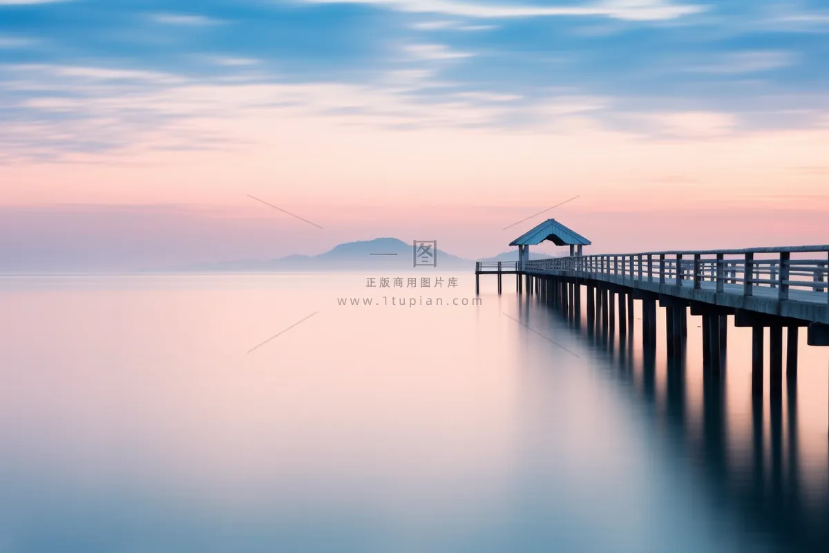海边栈道夕阳晚霞倒影海面粉紫蓝色晚霞摄影图
