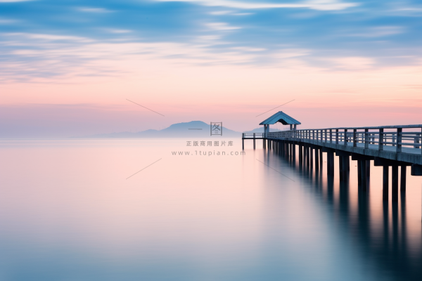 海边栈道夕阳晚霞倒影海面粉紫蓝色晚霞摄影图