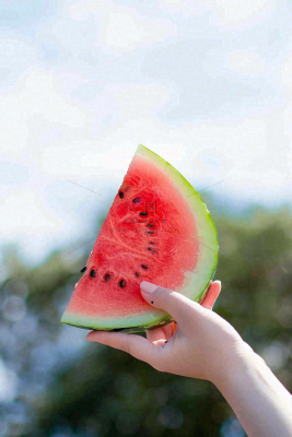 夏日解暑西瓜手握西瓜清凉夏至大暑处暑摄影图