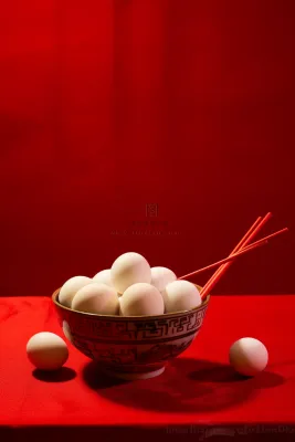 元宵节生汤圆美食红色背景摄影图