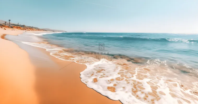 沙滩旁边的一大片水域的照片极简主义蔚蓝的水波海浪海洋的摄影图