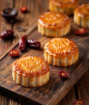 中国美食月饼糕点中秋木质托盘摄影图