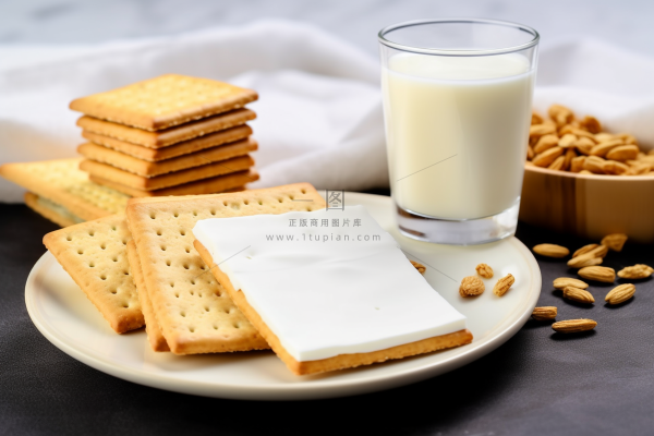 营养早餐苏打饼牛奶坚果摄影图