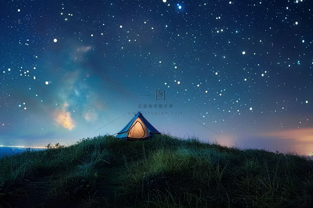 野外露营星空夜晚山顶的帐篷摄影图