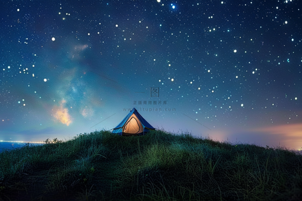 野外露营星空夜晚山顶的帐篷摄影图