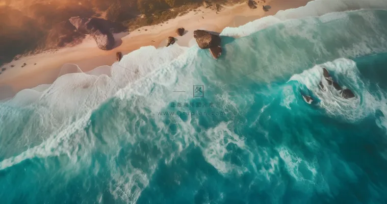 海岸边海浪为背景的海滩场景航空摄影图