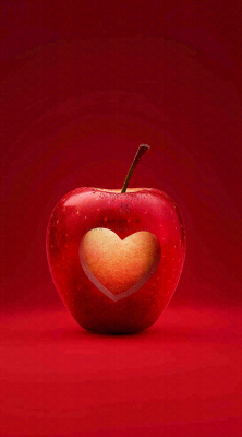 红色苹果掏爱心形状创意平安夜摄影图