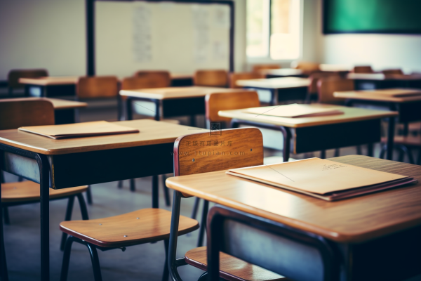 学校教室里的课桌书桌摄影图