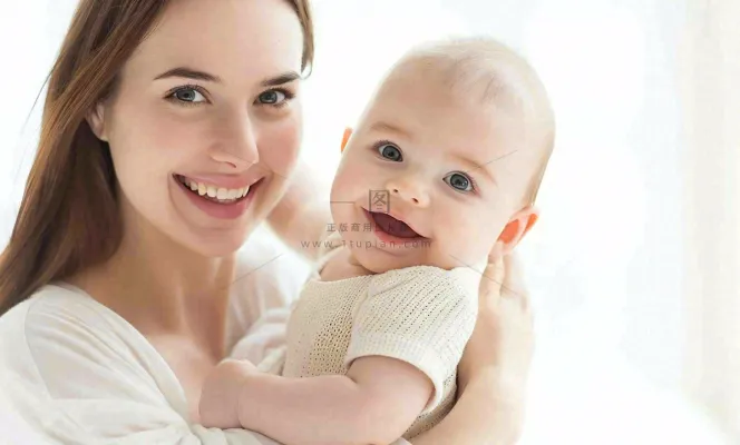 妈妈抱着孩子宠爱母亲节摄影图