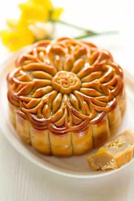 精美月饼中秋美食小清新鲜花装盘摄影图