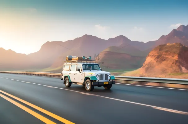 白色汽车在高速公路上行驶旁边是远处的山峰摄影图