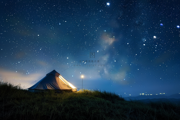 野外露营星空夜晚山顶的帐篷摄影图