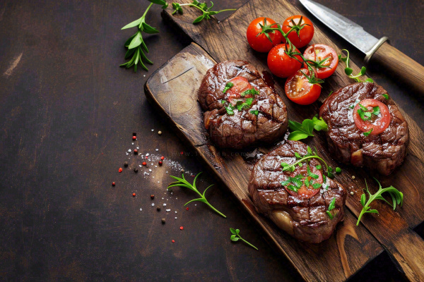 西餐美食牛肉羊肉烤肉扒类番茄食品摄影图