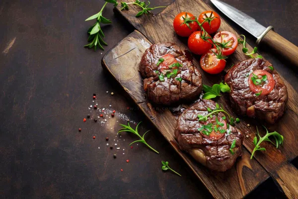 西餐美食牛肉羊肉烤肉扒类番茄食品摄影图