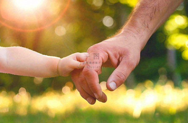 大手牵小手温馨阳光亲情父亲节摄影图