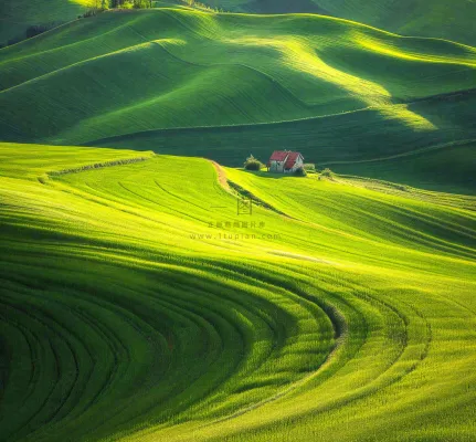春天连绵山脉绿色草地郊游，清新惊蛰春分摄影图