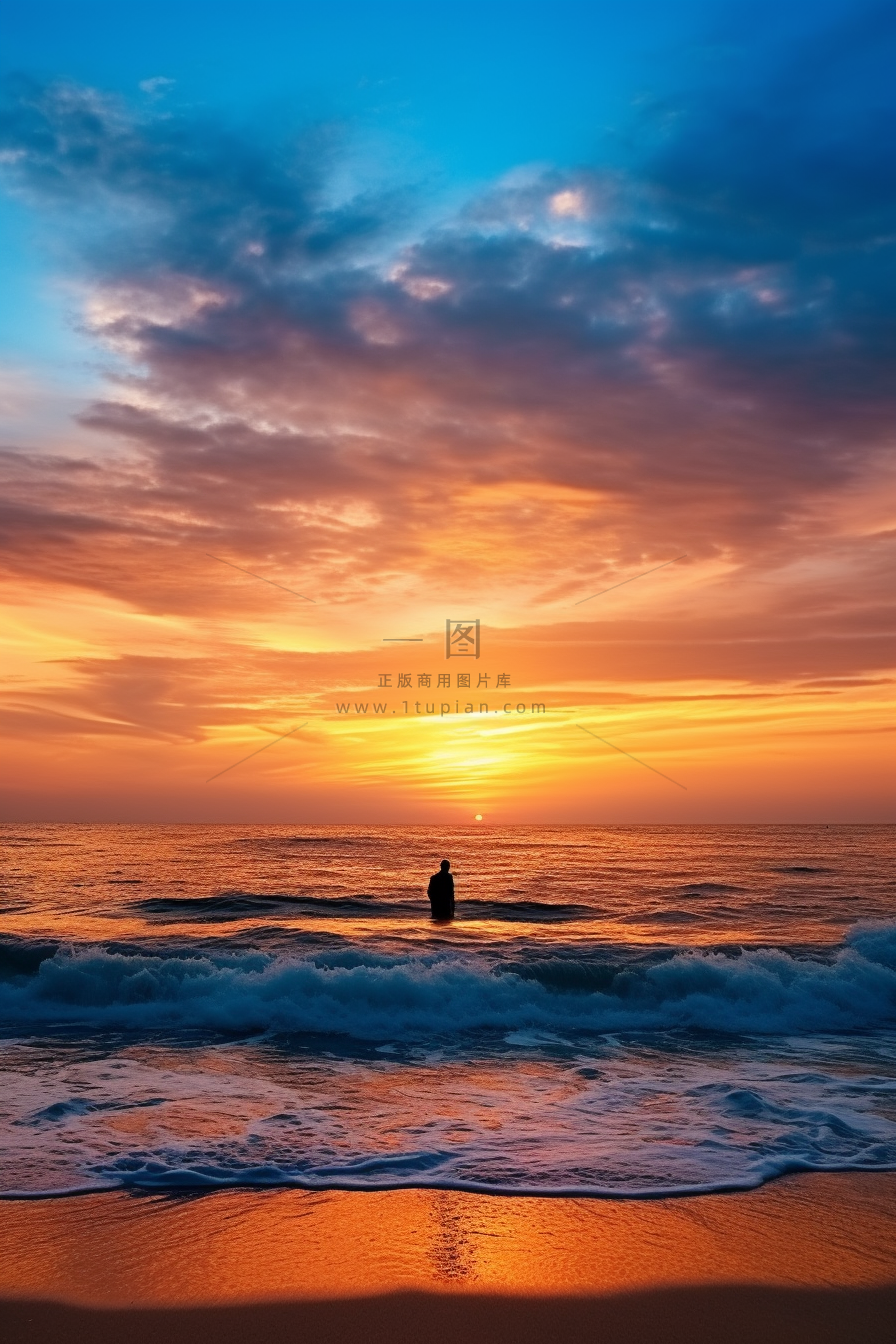 夕阳落日海洋沙滩玩耍的人晚霞美景摄影图