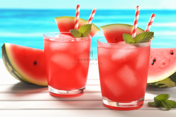 夏日冰西瓜汁饮料海边摄影图