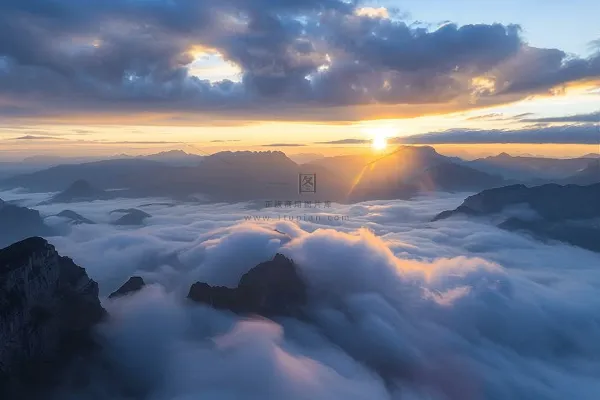 清晨日出朝霞云层摄影图