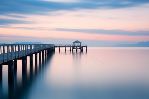 海边栈道夕阳晚霞倒影海面粉紫蓝色晚霞摄影图