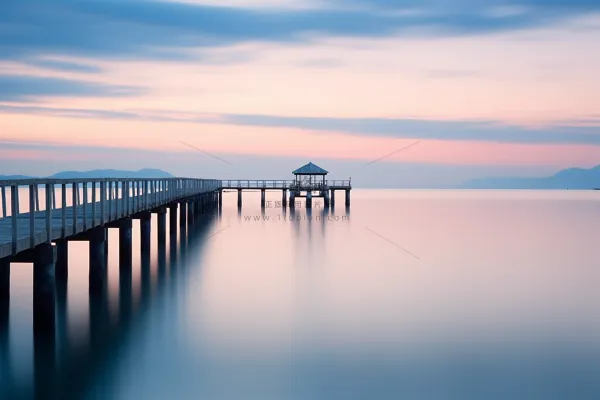 海边栈道夕阳晚霞倒影海面粉紫蓝色晚霞摄影图