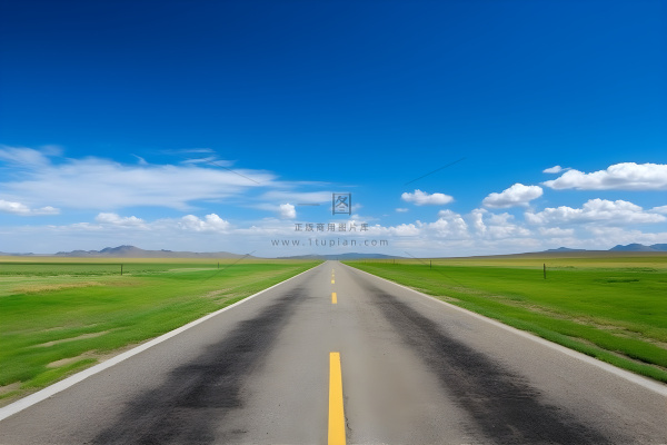 广阔平原中间的一条路，一条通向远方的空旷道路摄影图壁纸