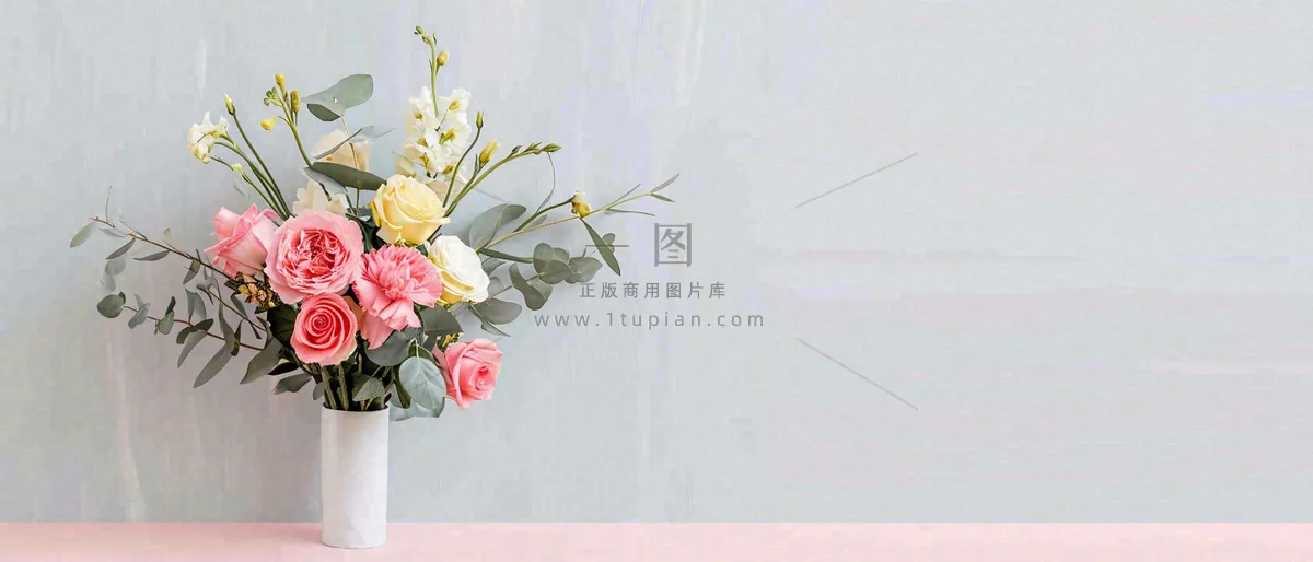 简约的墙面前有一瓶鲜花花束绿植,鲜艳清新新鲜室内装饰摄影图