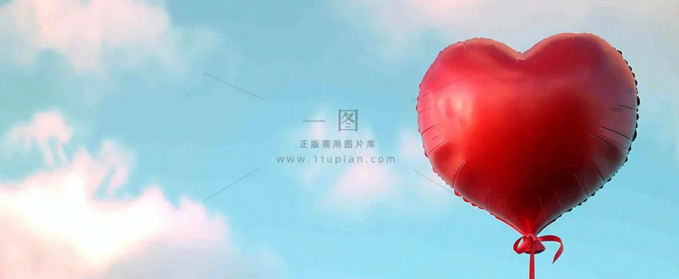 蓝天白云红色爱心气球情人节浪漫爱情摄影图