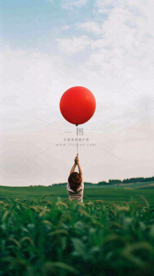 草地天空中的红色气球愚人节摄影图