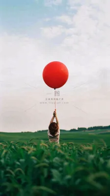 草地天空中的红色气球愚人节摄影图