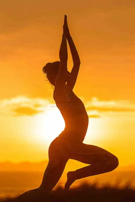 落日海边户外瑜伽健身运动训练，身心健康静心调理摄影图