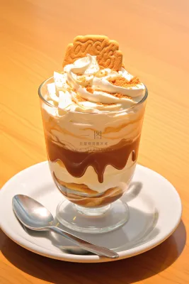 下午茶冰淇淋奶油饼干摄影图