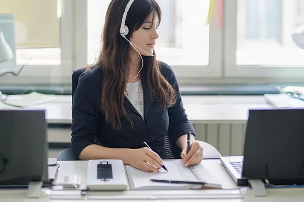 商务客服职业女性摄影图