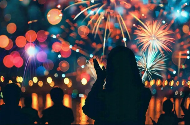 烟花绽放节日人物剪影背景庆祝小年除夕夜背景