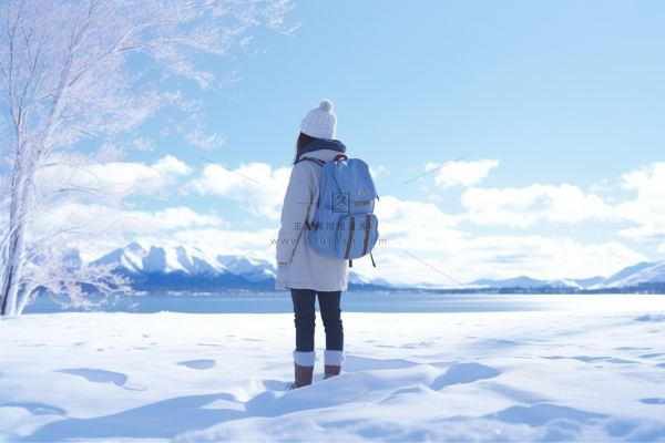 冬天一个女生背包走在山林里雪景摄影图