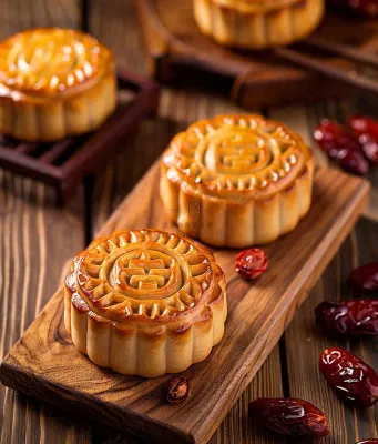 中国美食月饼糕点中秋木质托盘摄影图