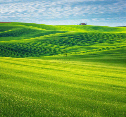 春天连绵山脉绿色草地郊游，清新惊蛰春分摄影图