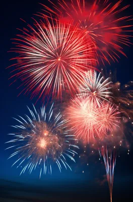 烟花五颜六色的烟花庆典新年节日暮色的天空背景摄影图