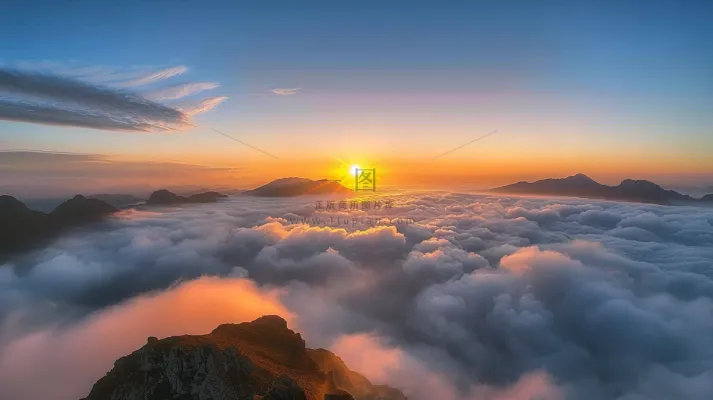 清晨日出朝霞云层山川摄影图