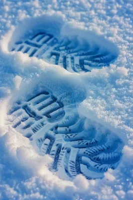 冬天雪地里的脚印蓝白色小雪大雪摄影图