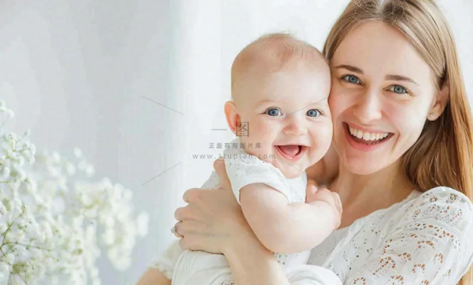 妈妈抱着孩子宠爱母亲节摄影图