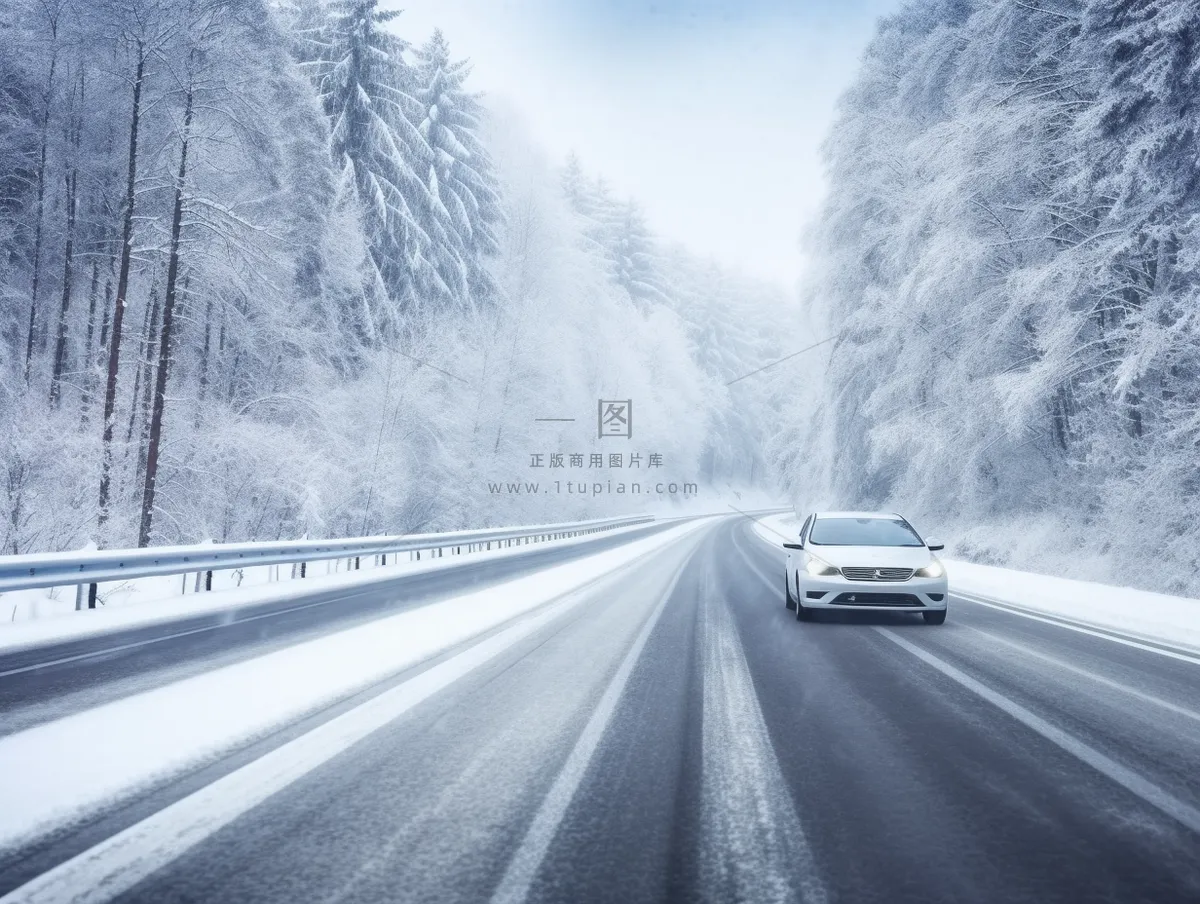 冬季雪山森林雾凇公路道路摄影图