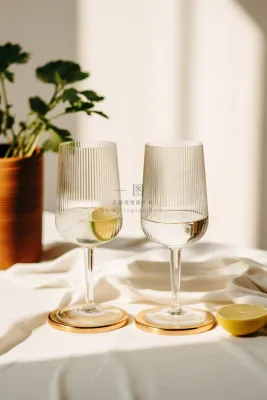 白葡萄酒青柠夏日冰镇饮品摄影图