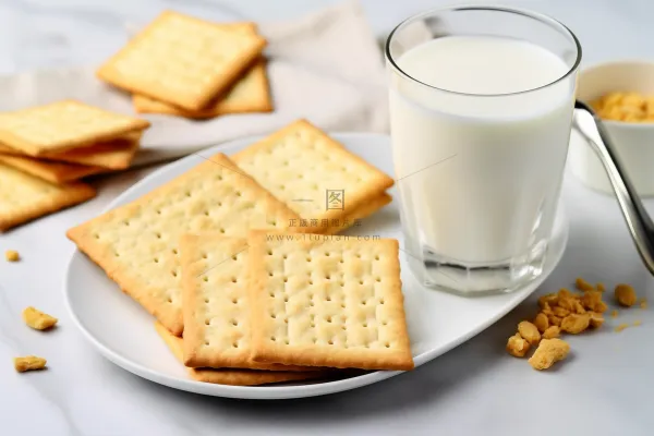 营养早餐苏打饼牛奶坚果摄影图