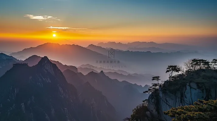 清晨日出朝霞云层摄影图