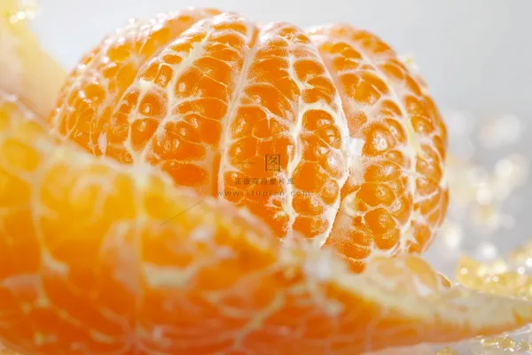 橘子剥开新鲜水果摄影图