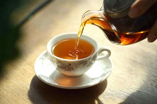 茶叶倒茶茶壶茶杯红茶摄影图