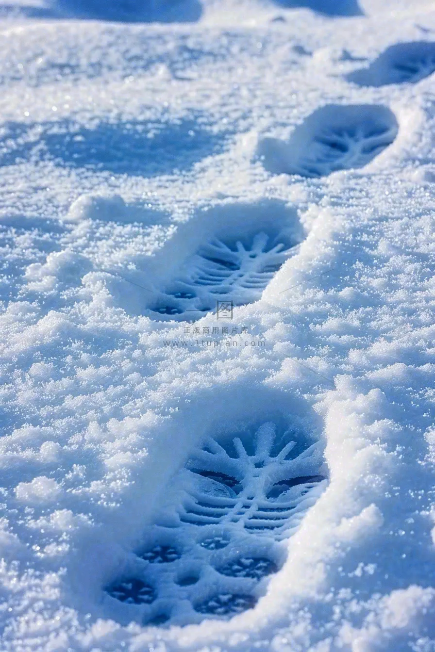 冬天雪地里的脚印蓝白色小雪大雪摄影图