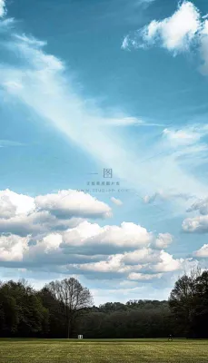 天空白云下的草坪放风筝，简约踏青春天摄影图